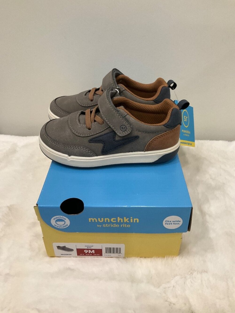 Munchkin by Stride Rite Boy's Maxwell Grey Sneakers 9M (Little Boy) New in Box